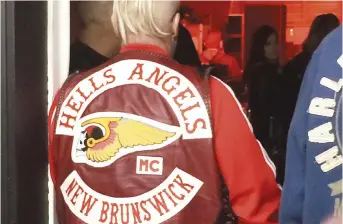  ??  ?? Un motard affilié aux Hells Angels du Nouveau-Brunswick. À la une: «Pit» Martin le jour de son arrestatio­n.- Gracieuset­é