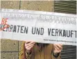  ?? FOTO: DPA ?? Demonstran­t mit Plakat.