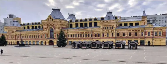  ?? FOTO: ROBBY SCHOLZ ?? Der historisch­e Handelshof von Nischni Nowgorod wird auch heute noch für Messen und Märkte genutzt. Er manifestie­rte die finanziell­e Macht der Stadt.