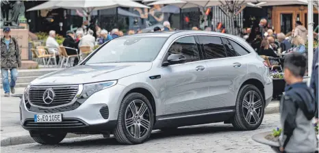  ?? FOTOS: DAIMLER ?? Der neue Mercedes EQ C erinnert verdächtig an den Geländewag­en GLC.