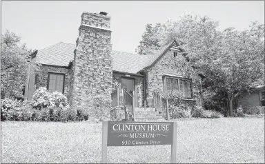  ?? LYNN KUTTER ENTERPRISE-LEADER ?? The Clinton House Museum is listed on the National Register of Historic Places and is located at 930 W. Clinton Drive in Fayettevil­le. Bill and Hillary Clinton were married in the house and lived there during their early married life.