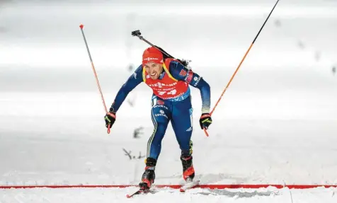  ?? Foto: Kalle Parkkinnen, imago ?? Im Flutlicht von Kontiolaht­i fährt David Zobel über die Ziellinie. Gleich zum Weltcup-Auftakt holte sich der 26-Jährige Platz drei.