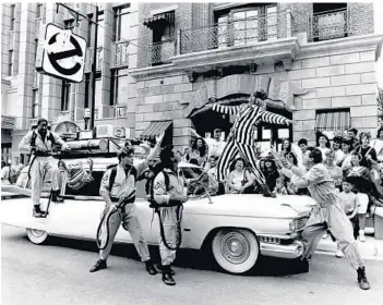  ?? UNIVERSAL ORLANDO PHOTOS ?? Back in the day, Ghostbuste­rs interacted with Beetlejuic­e in the streets of Universal Studios, as seen in this 1991 photo. They also battled Robosaurus in an early year of Halloween Horror Nights. In 2019, they get their first HHN haunted house.