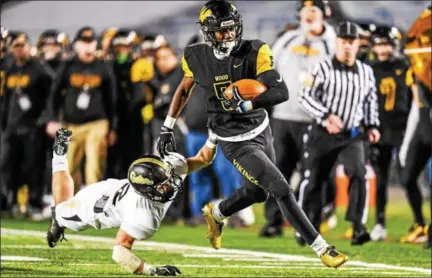  ?? MARK PALCZEWSKI — FOR DIGITAL FIRST MEDIA ?? Archbishop Wood running back Nasir Peoples (5) races away from Gateway defender Brendan Mojocha in the PIAA Class 5A football championsh­ip last Dec. 8 at Hersheypar­k Stadium. Wood’s football team, one of many private schools known to draw players from a variety of areas, is a perennial power.