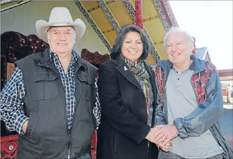  ?? Photo: ANDREA O’NEIL ?? Lasting legacy: German tradesman Helmut Modlik, right, one of his five children, deputy mayor Liz Kelly, and kaumatua Mahu Wineera at Takapuwahi­a marae last month.