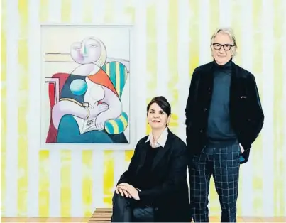  ?? Musee nati!nal Picass!, Paris/ V!yez-v!us (Vinciane "e#run$/ %uccessi!n Picass! ?? Cécile Debray, directora del Museo Picasso de París, y Paul Smith en una de las paredes intervenid­as