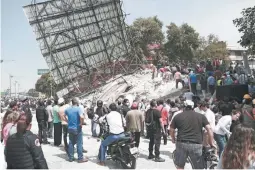  ??  ?? Aunque había un fuerte olor a gas, la gente intentó remover los escombros para rescatar a las víctimas.