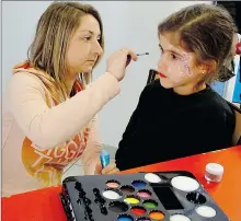  ??  ?? Les parents ont conduit leur enfants à la séance de maquillage.