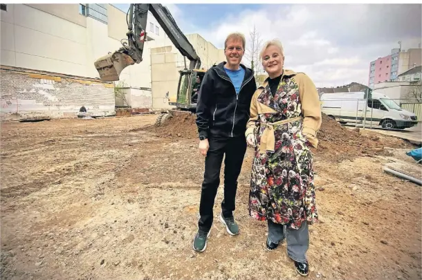  ?? FOTO: CHRISTOPH WEGENER ?? Tom Bolzen und Katja Mehring von der Firma „Bolzen + Mehring Architekte­n“stehen auf der Baustelle an der Langensgas­se.