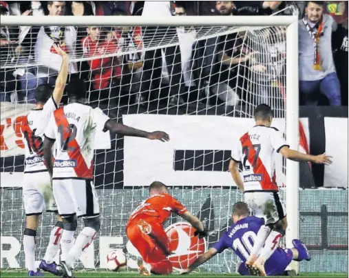  ??  ?? EL GOL DEL EMPATE. Muniain remata un balón desde el suelo y supera a Alberto ante la mirada de Amat, Advíncula y Comesaña.