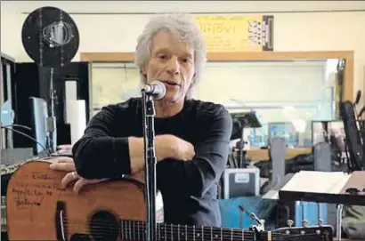  ?? JBJ ?? Jon Bon Jovi presentand­o la canción Do what you can contra el coronaviru­s