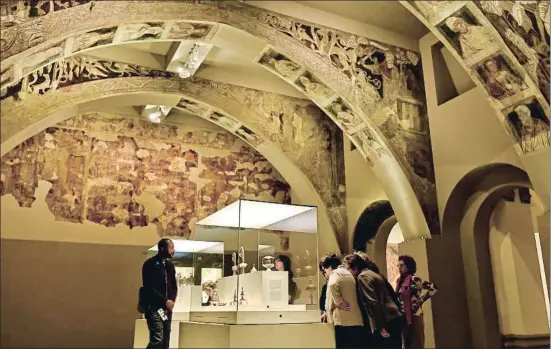  ?? ÀLEX GARCIA ?? Pinturas románicas del monasterio de Sijena expuestas en las salas del MNAC y objeto del litigio