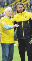  ?? FOTO: IMAGO ?? BVB-Legende Hans Tilkowski (li.) mit Roman Weidenfell­er, ebenfalls Torwart.