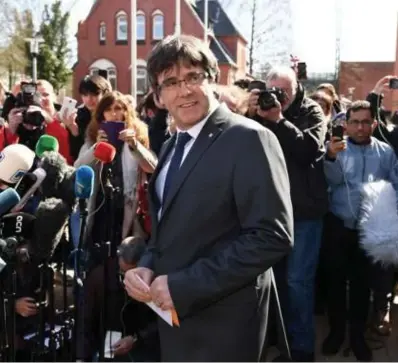  ?? © afp ?? Carles Puigdemont sprak vrijdag met de pers nadat een Duitse rechtbank had geoordeeld dat hij niet wordt overgeleve­rd aan Spanje.
