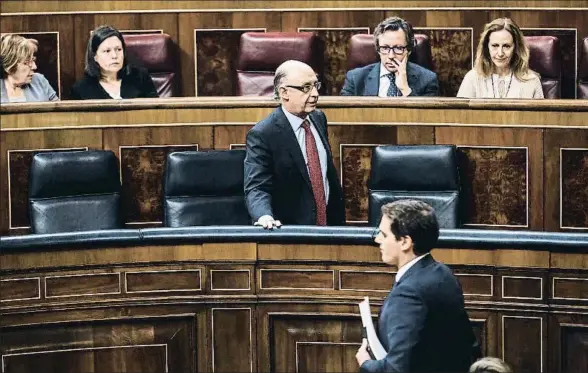  ?? DANI DUCH ?? El ministro de Hacienda, Cristóbal Montoro, y el líder de Ciudadanos, Albert Rivera, dos de los protagonis­tas de la sesión de ayer