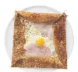  ??  ?? Eier, geriebener Käse und Schinken sind die Zutaten für diese urbretonis­che Galette Complète.