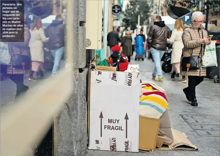  ?? ?? Panorama. Una persona sin hogar que se resguarda del frío con cartones en Madrid. Muchas de ellas se vuelven invisible para la población.