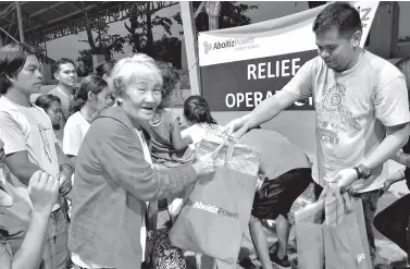  ??  ?? HEDCOR volunteers distribute relief goods to flash flood victims in some parts of Davao City.