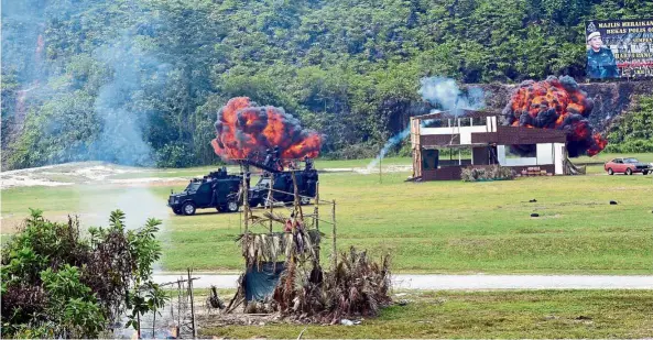  ??  ?? Impressive presentati­on: VAT 69 commandos performing at a special demonstrat­ion during the ceremony held in conjunctio­n with the 47th anniversar­y of the VAT 69 commandos unit at Padang Tembak, Hulu Kinta.