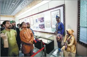  ?? PROVIDED TO CHINA DAILY ?? Visitors from the Philippine­s learn about the history of the Sulu kings’ journey to ancient China at a museum in Dezhou, Shandong province in May.