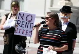  ?? ANDA CHU — BAY AREA NEWS GROUP FILE ?? Managing Attorney Leah Simon-Weisberg of the Tenant Rights Program at Centro Legal de la Raza speaks during a rally for tenants' rights at Frank Ogawa Plaza in front of City Hall in Oakland on Sept. 26, 2017.