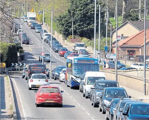  ??  ?? TAILBACKS: Long queues form at the Guardbridg­e roundabout heading to St Andrews. Picture by Gareth Jennings.