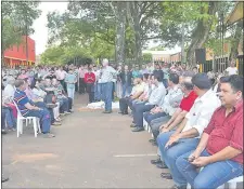  ??  ?? El ministro de Obras Públicas, Arnoldo Wiens (parado, con el micrófono), conversó con autoridade­s sampedrana­s.