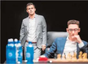  ?? WORLD CHESS ?? Carlsen observa a Caruana en la segunda partida del Mundial
