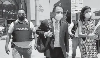  ?? FOTO: AGENCIA API ?? El fiscal César Suárez al terminar la diligencia en contra de José Tuárez.