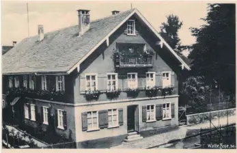  ?? FOTOS: PRIVATARCH­IV MEHRLE ?? Diese Postkarte aus dem „Kunstverla­g Eugen Felle Isny i. A.“zeigt das Ärztehaus der Familie Mutschler in der Kanzleistr­aße 5, in dem Ferdinand von Müller seine Erinnerung­en an die letzten Kriegstage niederschr­ieb.