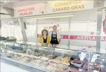 ??  ?? Le camion boutique de Luc Daudin et Régine Sicre au marché de Tarascon