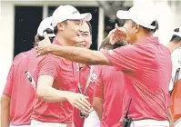  ?? — Gambar Bernama ?? TERBAIK: Ketua Pasukan Asia Arjun Atwal (kanan) memeluk rakan sepasukan setelah berjaya memasuki lubang terakhir pada pusingan pertama Golf EurAsia 2018, semalam.