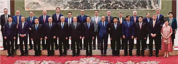  ?? EPA PIC ?? Chinese Premier Li Keqiang (centre) with company representa­tives at the Global CEO Council meeting in Beijing yesterday.