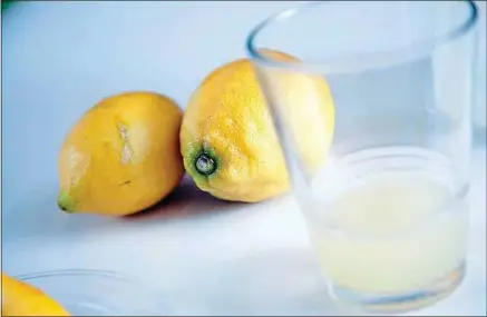  ??  ?? Hydratant, gonflé à bloc en vitamine C, bénéfique pour le système immunitair­e... Le citron a vraiment tout bon.