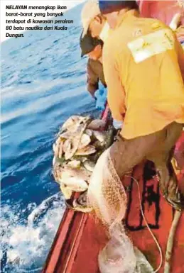  ??  ?? NELAYAN menangkap ikan barat-barat yang banyak terdapat di kawasan perairan 80 batu nautika dari Kuala Dungun.