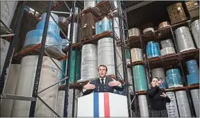  ??  ?? Emmanuel Macron accompagné d’une interprète en LSF, le 31 mars.