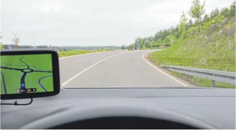  ?? FOTO: SIMON SCHWÖRER: ?? Auf der Straße von Liptingen aus kommend wurden die Rüttelstre­ifen schon entfernt. Dunklere Stellen auf dem Asphalt lassen die Position der Streifen noch erahnen.