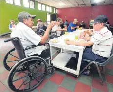  ??  ?? ALMUERZO. Hay comedores para los hombres, para las mujeres y para los internos que padecen alguna enfermedad.