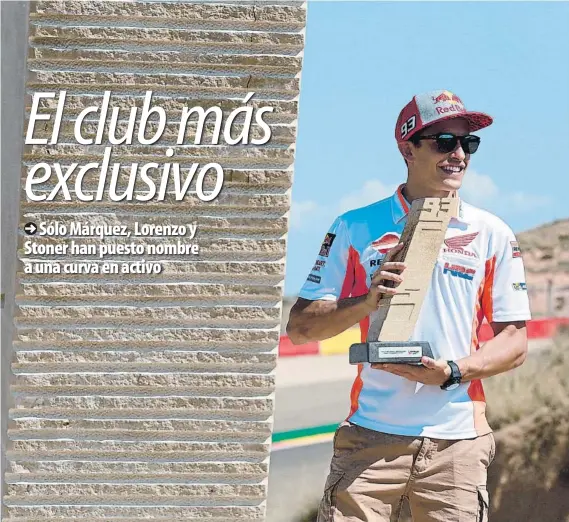  ?? FOTO: EFE ?? Marc Márquez ante el monolito que señala que la curva 10 de Motorland Aragón es la curva Marc Márquez Tardaron tres años en convencer al piloto para aceptar el homenaje en activo