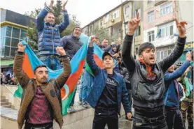  ?? TOFIK BABAYEV AGENCE FRANCE-PRESSE ?? À Bakou, de nombreux Azerbaïdja­nais sont sortis dans les rues à l’annonce de la prise de la ville, brandissan­t des drapeaux de leur pays et faisant résonner les klaxons.