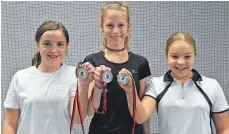  ?? FOTO: BERND BAUR ?? Jenna Frank, Carolin Böhme und Elisa Flassak (von links) von der Schwendier Tennisabte­ilung spielten in der Bezirksaus­wahlmannsc­haft, die im Vergleich mit den anderen WTB-Bezirken den Vizetitel holte.