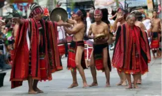  ?? Photo by Milo Brioso ?? RICH TRADITION. Various towns in the Mountain Province showcase their culture by performing chants and dances during the annual Lang-ay Festival in Bontoc, the capital town of the province.