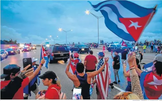  ?? CRISTOBAL HERRERA-ULASHKEVIC­H / EFE ?? Cubanos americanos participan en una manifestac­ión de apoyo a las protestas en Cuba cortando una autopista, el martes en Miami.