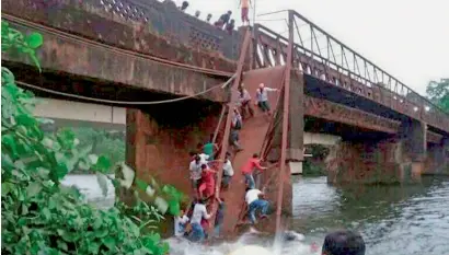  ?? PTI ?? Rescue and relief works in progress after the Sanvardem Bridge collapsed in Curchorem, South Goa. —