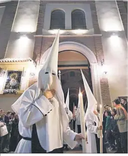  ?? ?? Nazarenos, de silencio, nada más salir de la iglesia.