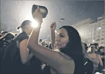  ?? EFE ?? Una mujer golpea una olla durante una manifestac­ión contra las medidas anunciadas por el presidente Javier Milei.