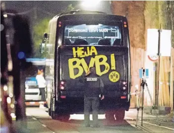  ?? FOTOS: DPA ?? Ein Beamter des Landeskrim­inalamtes untersucht nach dem Anschlag im April den Mannschaft­sbus von Borussia Dortmund auf mögliche Spuren. Die Sprengsätz­e explodiert­en kurz vor dem Champions-League-Spiel gegen den AS Monaco.