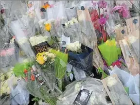  ??  ?? Des fleurs ont été déposées devant la gendarmeri­e de Carcassonn­e.