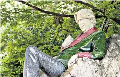  ??  ?? A statue of Oscar Wilde in Merion Square Park. The playwright lived in this part of Dublin