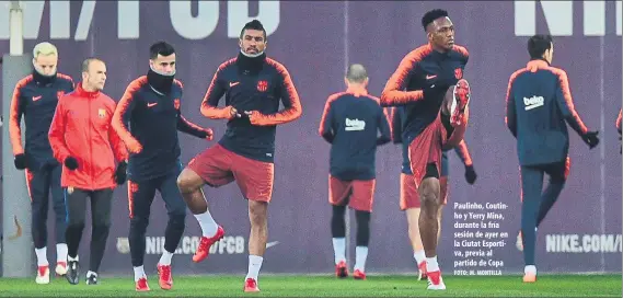  ?? FOTO: M. MONTILLA ?? Paulinho, Coutinho y Yerry Mina, durante la fría sesión de ayer en la Ciutat Esportiva, previa al partido de Copa